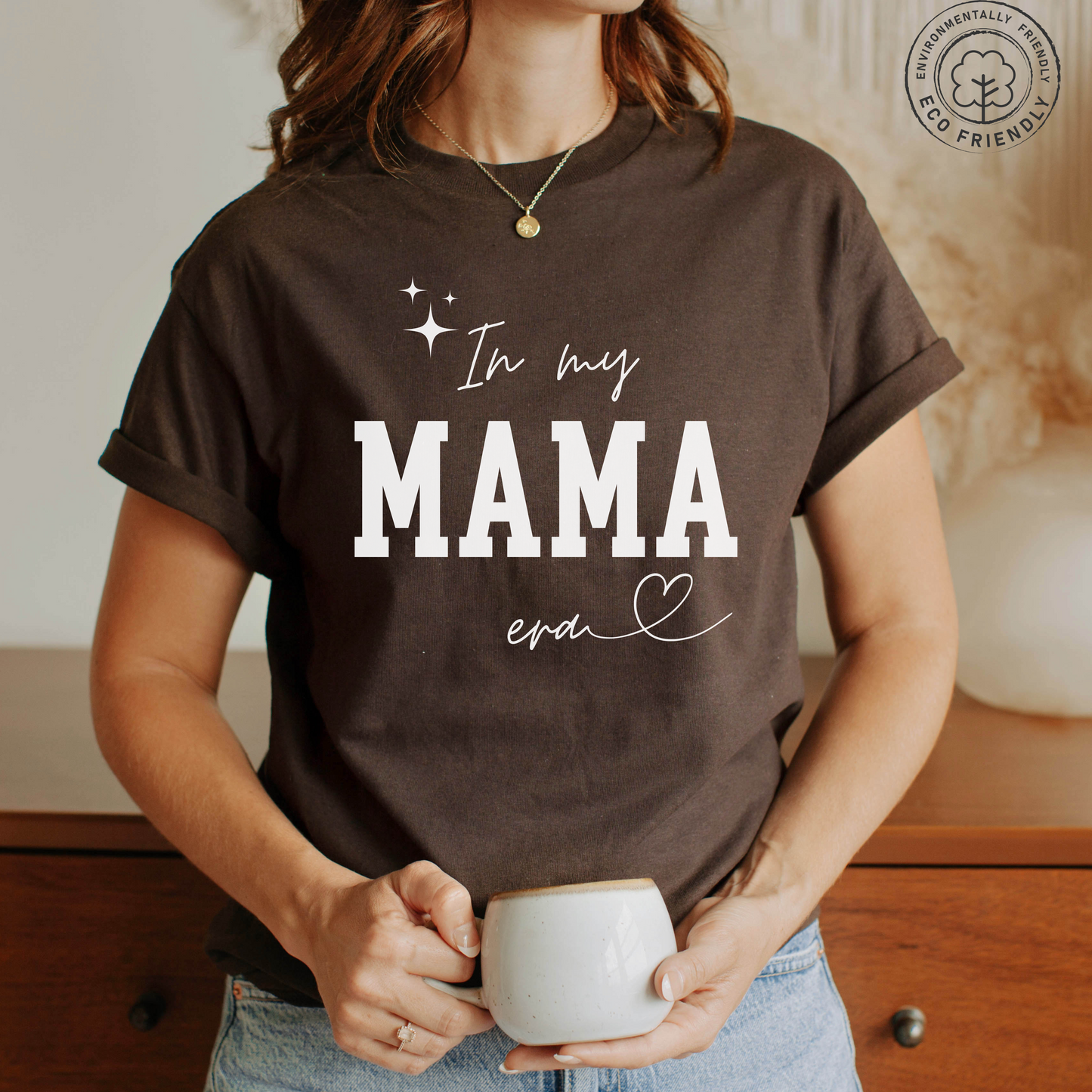‘In My MAMA Era’ Camiseta de algodón eco-friendly - Unisex Heavy Cotton Tee - Perfect Gift for Moms, Birthdays, and Celebrations